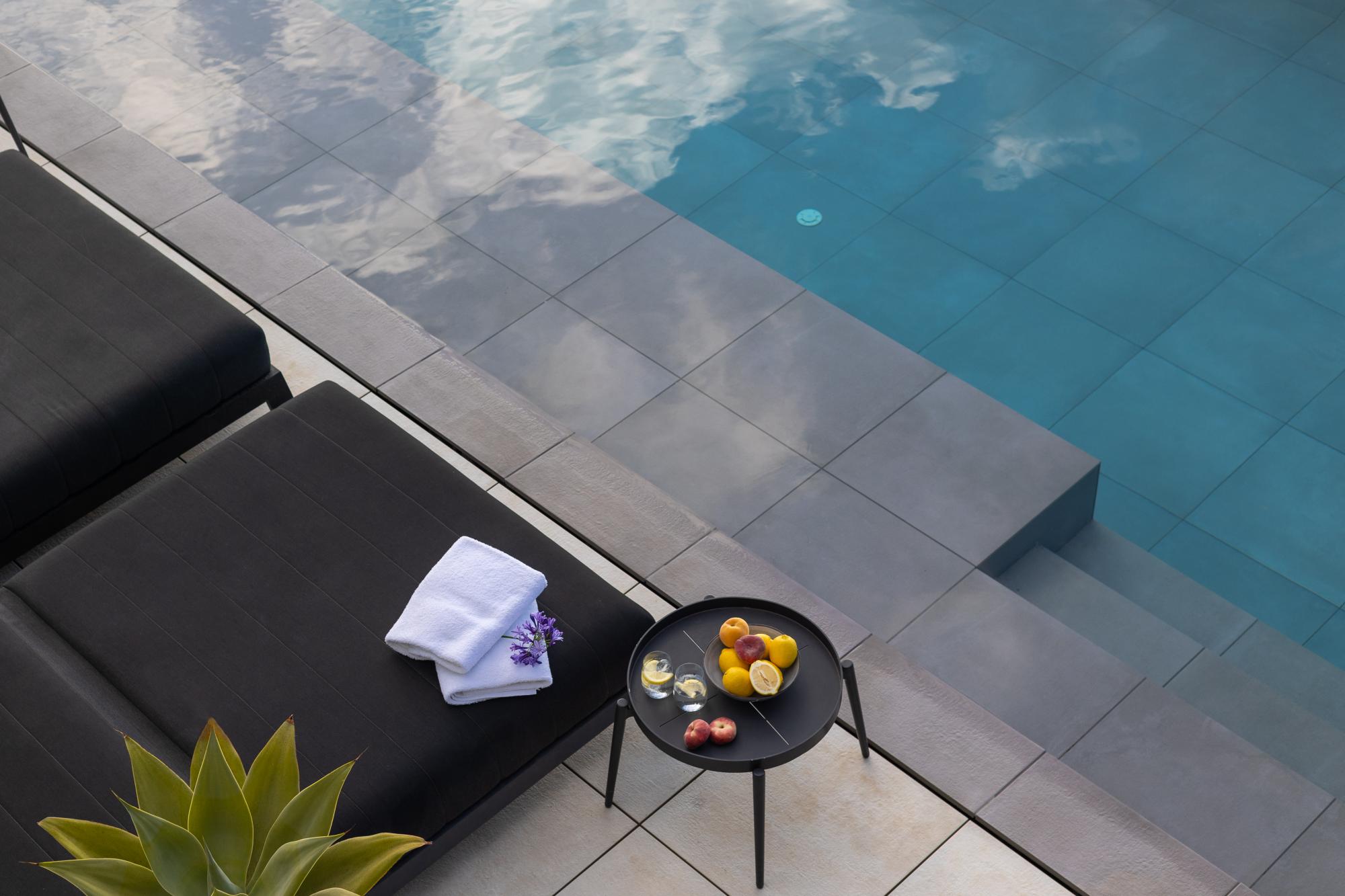 Pareja disfrutando en una villa