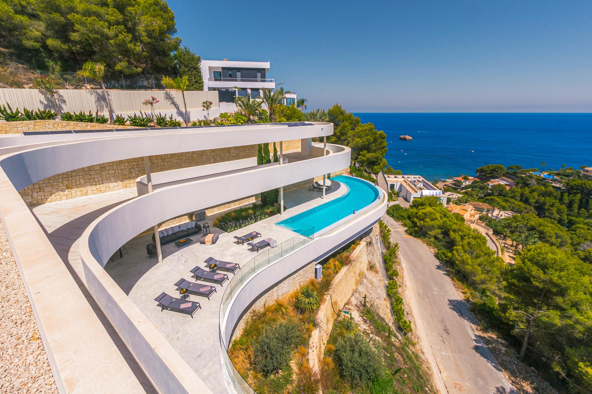 Pareja disfrutando en una villa