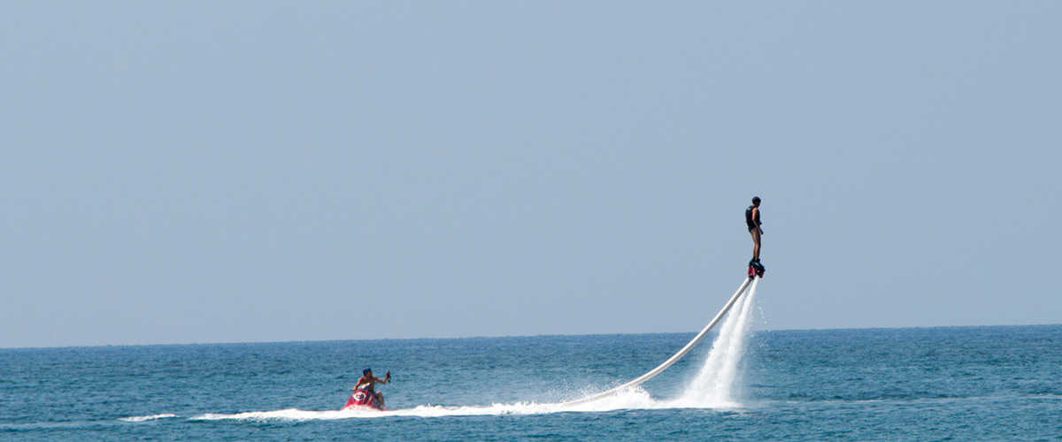 Abahana Villas - Práctica de flyboard en el Festival del Mar de Jávea.