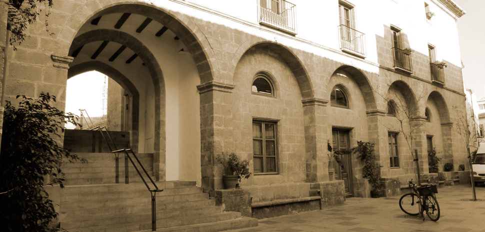 Abahana Villas - Paseo en bici por Jávea en el centro histórico, entrada a la plaza de la iglesia.