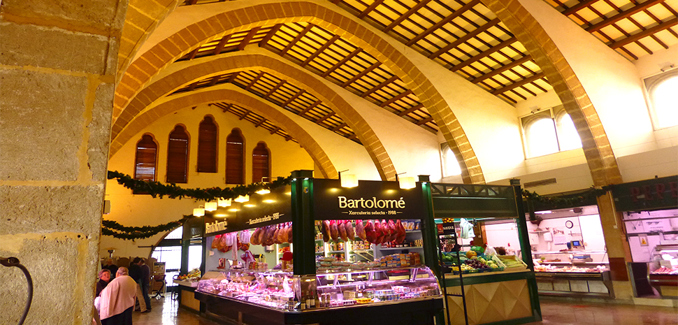 Abahana Villas - Interior del mercado de Jávea con productos típicos de la región.