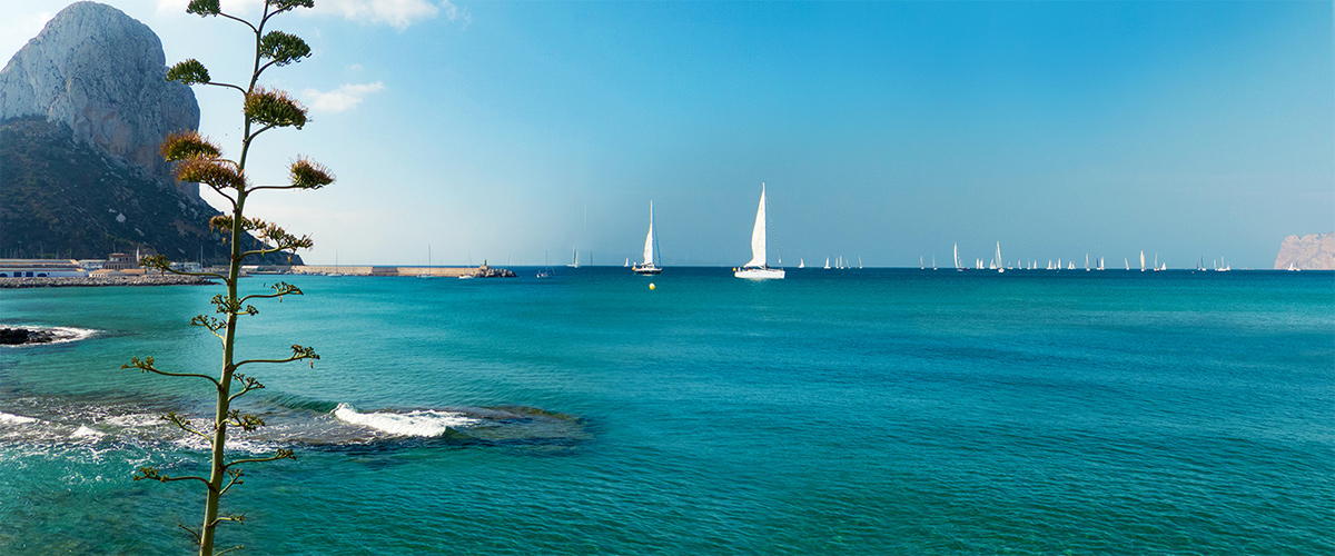 Abahana Villas - Barcos a la salida de la regata Trofeo Peñón Ifach.