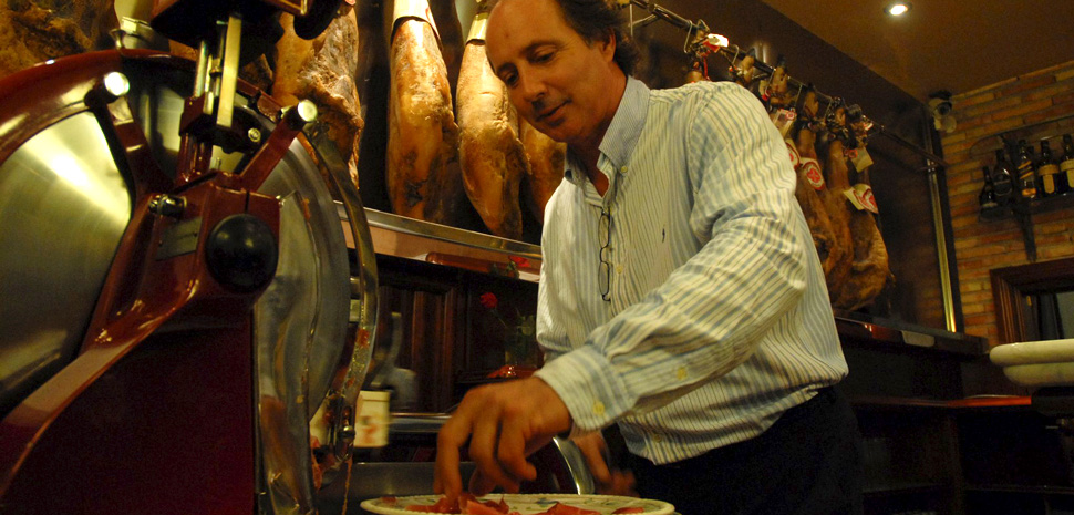 El Mesón - Cortando tapa de jamón en el Restaurante El Mesón en Benidorm.