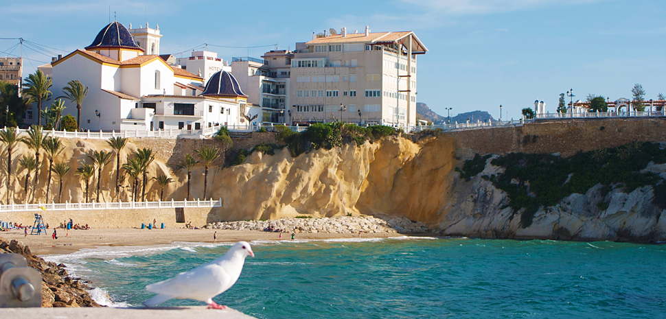 Abahana Villas - Iglesia de San Jaime en la Playa del Mal Pas en Benidorm.