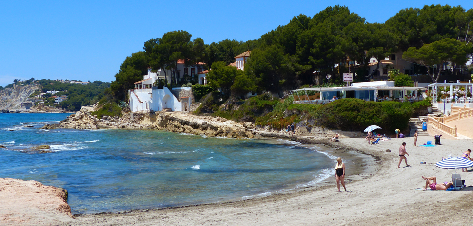 Abahana Villas - Playa de Les Platgetes y el restaurante El Chamizo en Moraira.