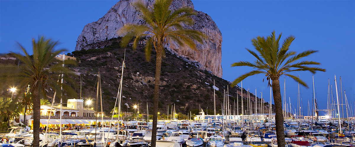 Abahana Villas - Puerto y Peñón de Ifach de Calpe al anochecer.
