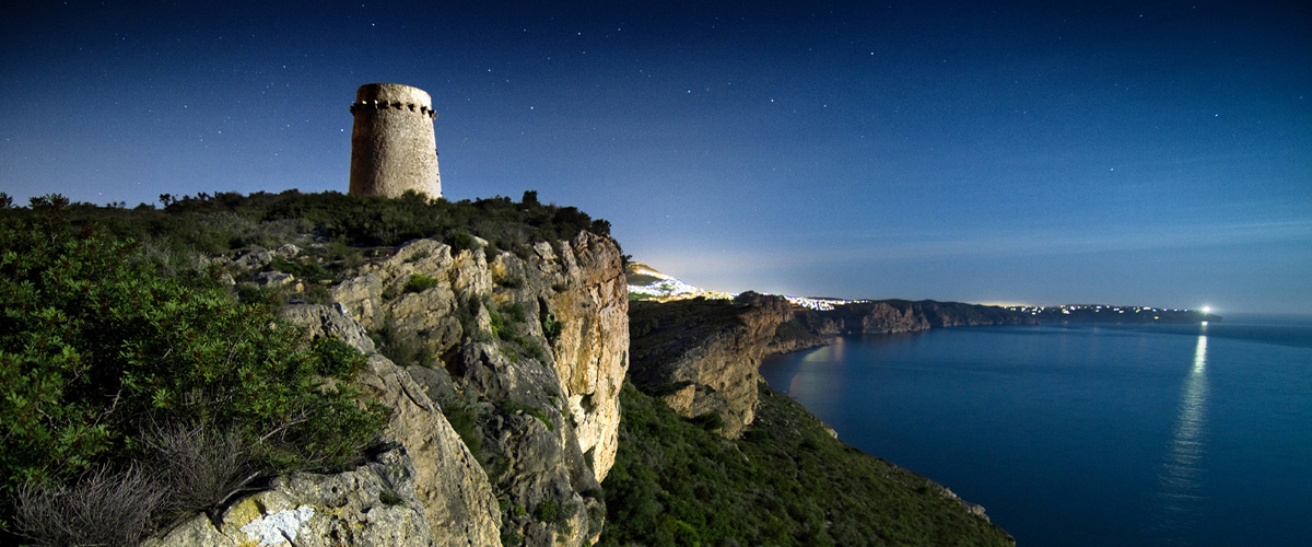 Abahana Villas - Vista nocturna de la Torre de Cap d'Or de Moraira.