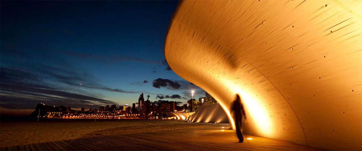 Turismo Benidorm - Travesía nocturna por el paseo de Poniente de Benidorm.