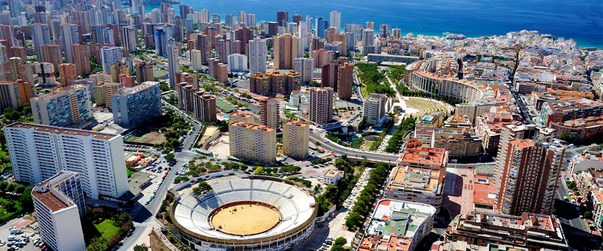 Abahana Villas - Vista aérea de la Plaza de toros de Benidorm.
