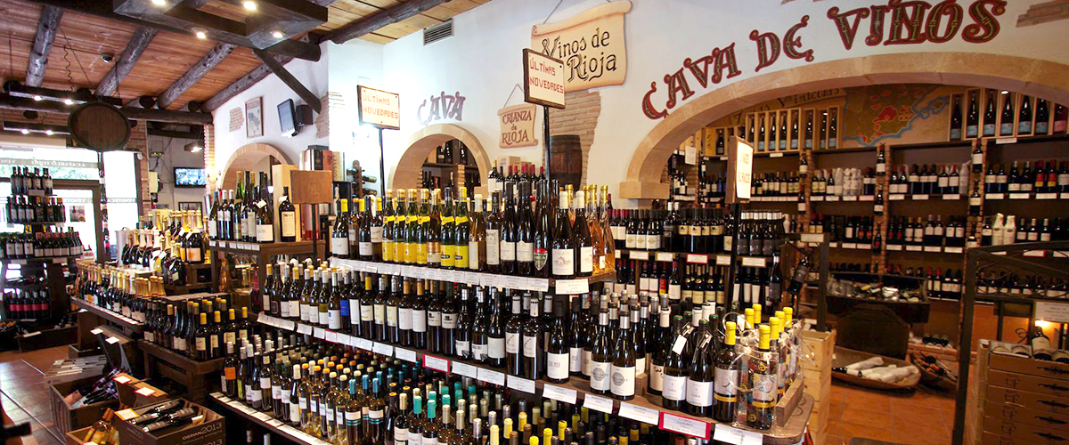 A Catarlo Todo - Selección de vinos en el interior de la bodega.