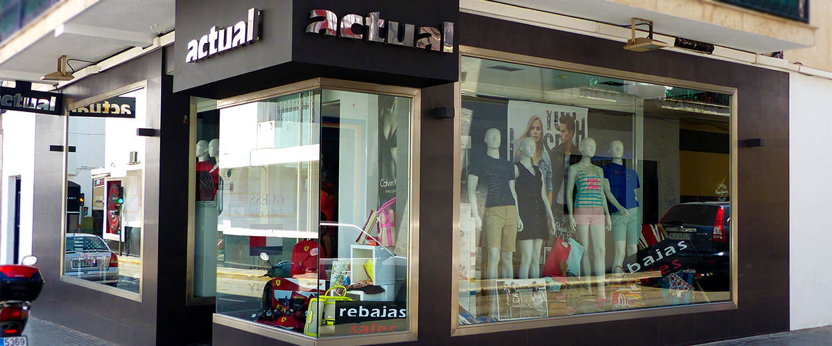 Abahana Villas - Escaparate de la Boutique Actual en Altea.